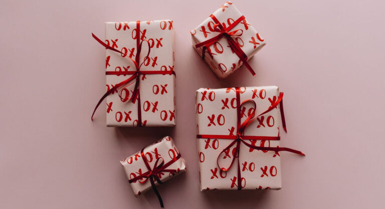 how-to-save-money-on-extravagant-christmas-presents